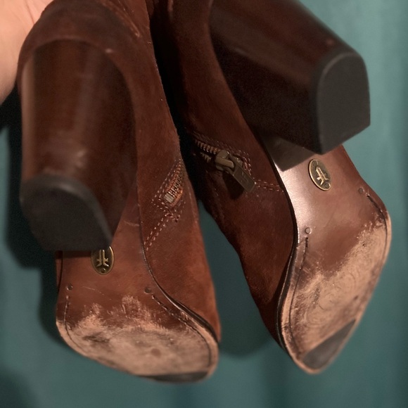 Frye Boots - Women's Renee Seam Short Boot - Picture 3 of 3